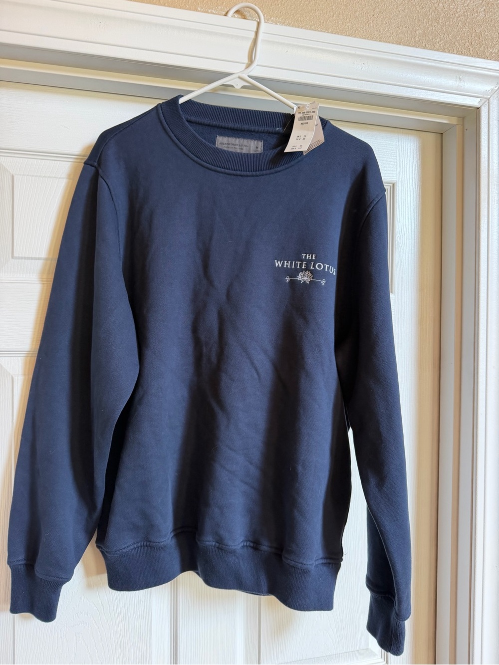 Abercrombie white lotus sweatshirt NWT Med